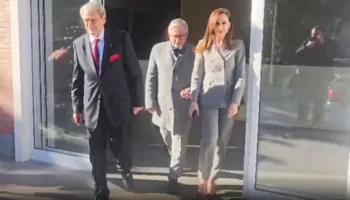 Takimi në selinë e PD/ Berisha përcjell eurodeputetin gjerman nga delegacioni i PE-së Galler