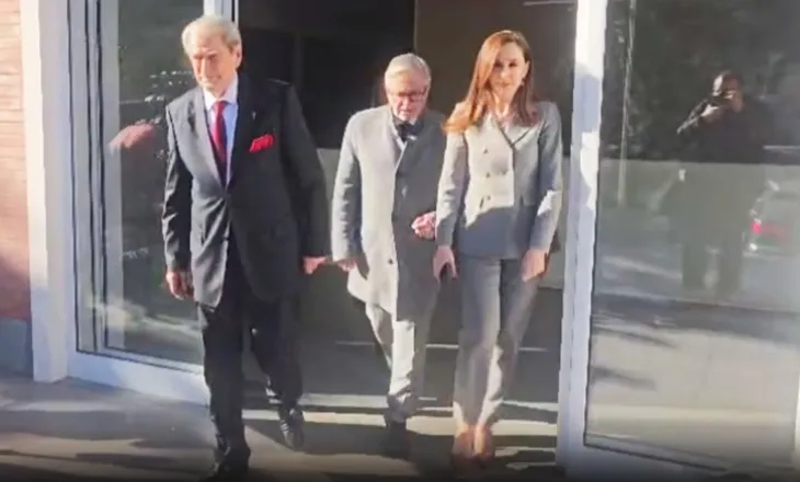 Takimi në selinë e PD/ Berisha përcjell eurodeputetin gjerman nga delegacioni i PE-së Galler