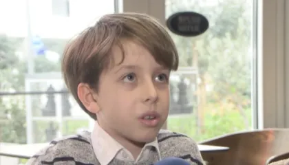 Talenti i vogël i shahut/ 8-vjeçari fiton kampionate dhe synon arenën ndërkombëtare