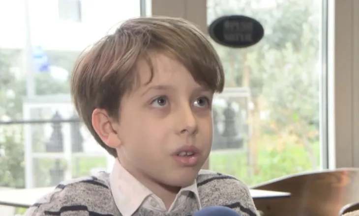 Talenti i vogël i shahut/ 8-vjeçari fiton kampionate dhe synon arenën ndërkombëtare