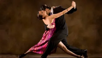 Tango si valle kulmore/ Përqafim intim, pasion, lidhje shpirtërore