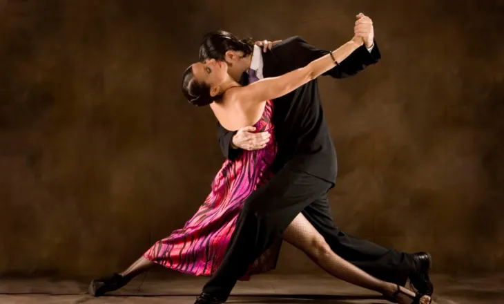 Tango si valle kulmore/ Përqafim intim, pasion, lidhje shpirtërore