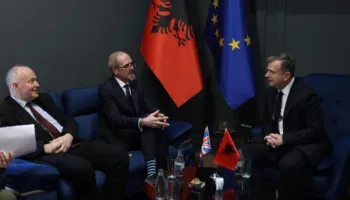 Taulant Balla pret në Kuvend deputetin britanik Paul Foster: Shkëmbimi i përvojave rrit standardet e përfaqësimit