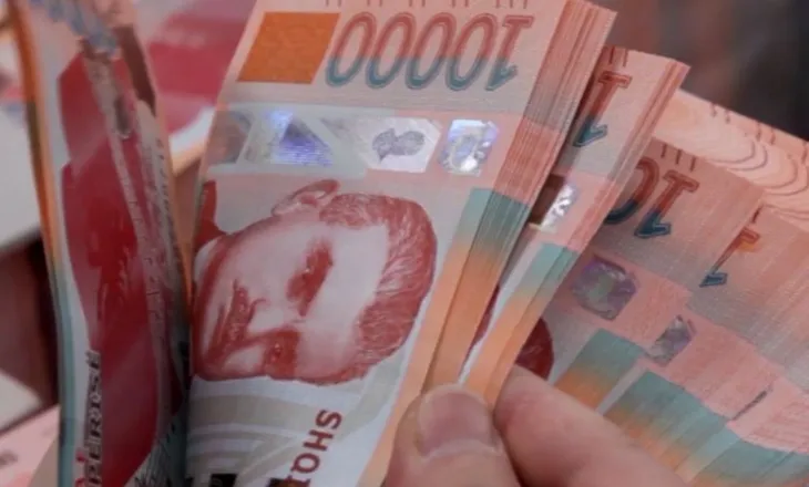 Tavanet e reja ulin nivelin e parasë cash në Shqipëri, në janar qarkulluan më pak para jashtë bankave