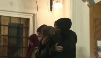 Të falet nën gazin lotësjellës, situata e rëndë tek Xhamia e Namazgjasë