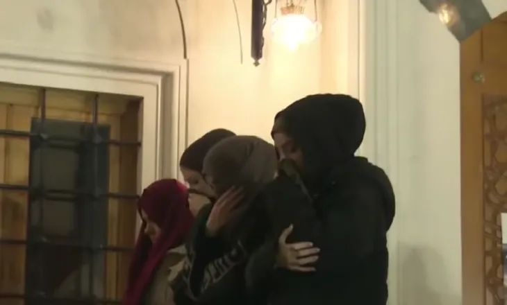 Të falet nën gazin lotësjellës, situata e rëndë tek Xhamia e Namazgjasë