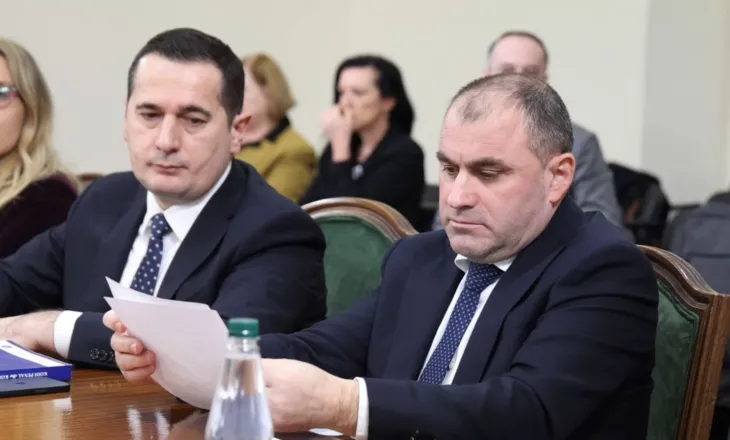 “Të fortët e Ballukut kanë kërcënuar dëshmitarët”, prokurori Prençi përgënjeshtron Bardhin: Bëhet fjalë për njerëz të kabinetit të zv.kryeministres