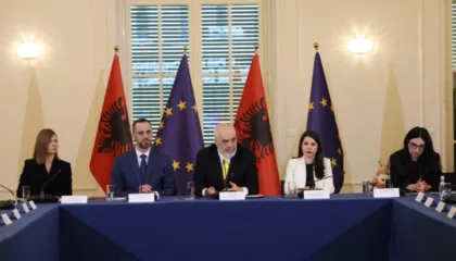 “Të gjithë në paraburgim për shpërdorim detyre”/ Rama ironizon gjyqtarët dhe prokurorët: Po na bëni surpriza