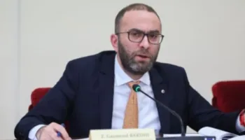 “Të gjithë në shesh në orën 17:00”! Bardhi ndan mesazhin e Berishës, thirrje qytetarëve