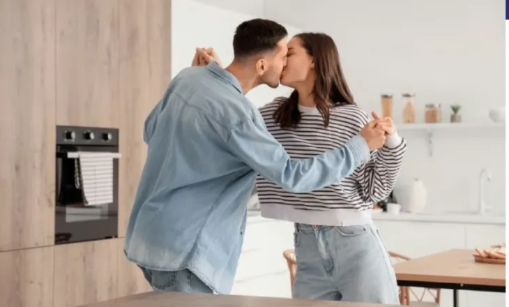 Të jetosh me një partner dhe të puthësh kanë një efekt pozitiv në shëndetin e zorrëve