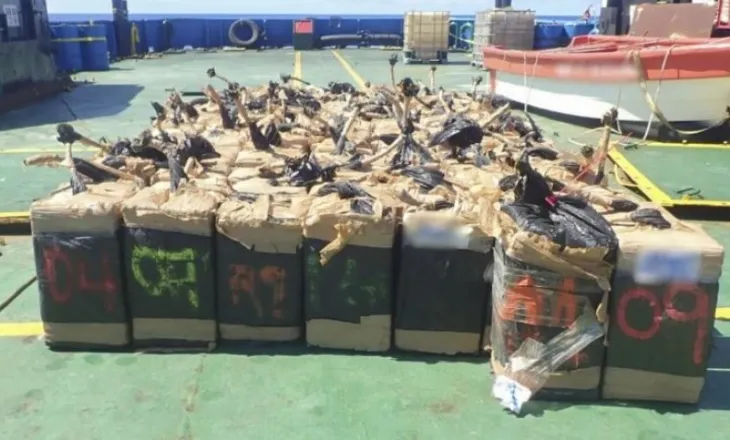 Të koordinuar me ShBA/ Marina franceze sekuestron 2.4 ton kokainë në Paqësor