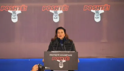 “Të mos e braktisim këtë vend të bekuar”, aktorja Rajmonda Bulku mban fjalën e parë në protestën e PD