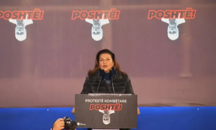 “Të mos e braktisim këtë vend të bekuar”, aktorja Rajmonda Bulku mban fjalën e parë në protestën e PD