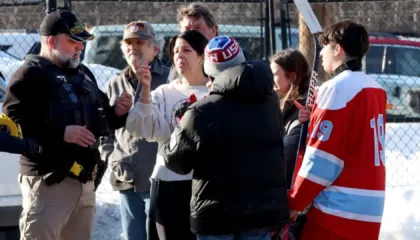 Të shtëna më armë zjarri në mes të ndeshjes së hokeit në SHBA, një person qëllon familjarët e tij më pas veten, 2 viktima dhe 3 të plagosur