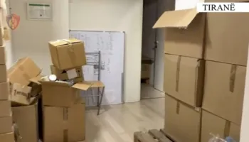Të skaduara dhe kontrabandë, sekuestrohen mbi 10 mijë suplemente ushqimore dhe bimore në Tiranë, në kërkim administratori nga Bosnja dhe Hercegovina