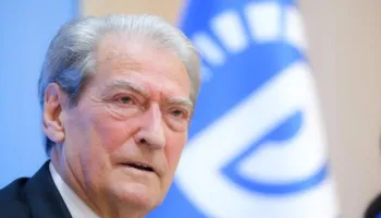 “Të vijë Berisha këtu!”/ Protesta e banorëve të Rrjollit, ja si u përgjigjet Kreu i PD thirrjeve të tyre