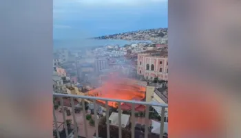 Teatri në Napoli përfshihet nga flakët, disa persona përfundojnë në spital nga asfiksia