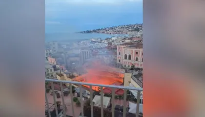 Teatri në Napoli përfshihet nga flakët, disa persona përfundojnë në spital nga asfiksia