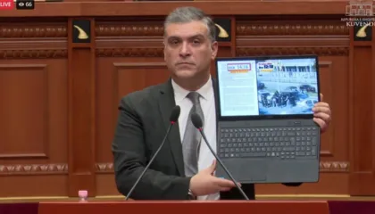 Tedi Blushi nxjerr në Kuvend videon e arrestimit të Metës: U rrëmbye për 2 orë para se t’i lexonin vendimin e gjykatës. Ministri: Nuk është persekutuar politikisht