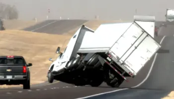 Teksas/ Kamioni përmbyset nga era e fortë në autostradë, bllokohet trafikun për disa orë (VIDEO)