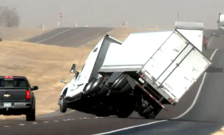 Teksas/ Kamioni përmbyset nga era e fortë në autostradë, bllokohet trafikun për disa orë (VIDEO)