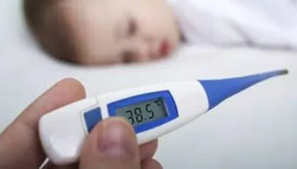 Temperatura e lartë te fëmijët, mjekja pediatre: Dushi nuk ndihmon, ja si duhet të veproni