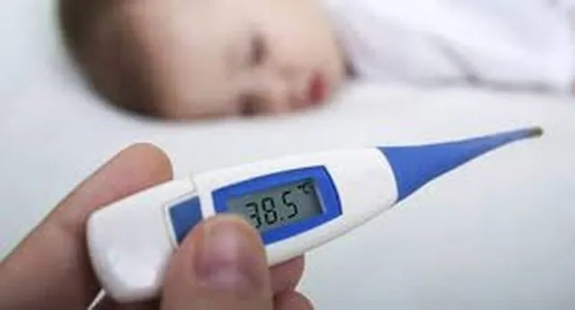 Temperatura e lartë te fëmijët, mjekja pediatre: Dushi nuk ndihmon, ja si duhet të veproni