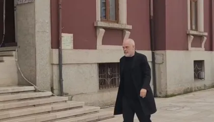 Tension në Durrës: Qytetarët protestë kundër projektit “TID”, mbërrin kryeministri Edi Rama në Bashki (VIDEO)