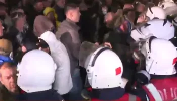 Tension te Kuvendi, nis përplasja mes protestuesve dhe policisë