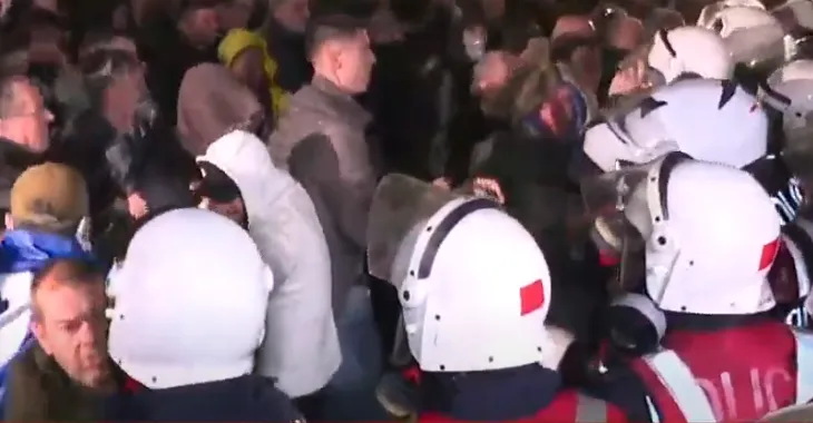 Tension te Kuvendi, nis përplasja mes protestuesve dhe policisë