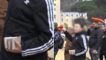 Tensione mes qytetarëve dhe policisë, protestuesi gjuan drejt godinës me…