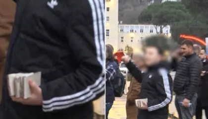 Tensione mes qytetarëve dhe policisë, protestuesi gjuan drejt godinës me…