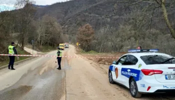 Tensione në aksin Librazhd-Pogradec/ Banorët duan të kalojnë urën e bllokuar, përplasen me policinë