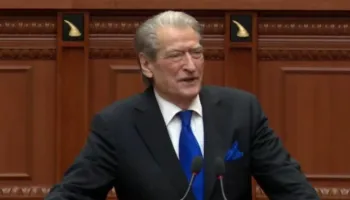 Tensione në Kuvend/ Berisha “shpërthen” nga foltorja: Po mbroni vit*et e Belindës! Peleshi i ndërpret fjalën (VIDEO)