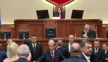 Tensione në Kuvend, ndërpritet seanca