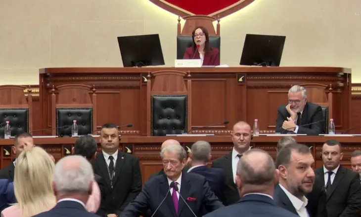 Tensione në Kuvend, ndërpritet seanca