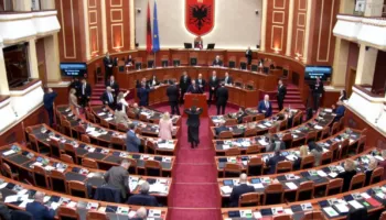 Tensione në Kuvend, Sali Berisha bllokon foltoren, rrethohet nga Garda