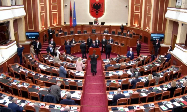 Tensione në Kuvend, Sali Berisha bllokon foltoren, rrethohet nga Garda