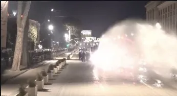 Tensione në protestën e opozitës, disa të shoqëruar në polici