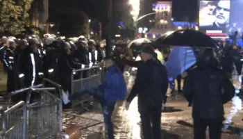 Tensione në protestën e PD, protestuesit përpiqen të thyejnë me dhunë kordonin e sigurisë