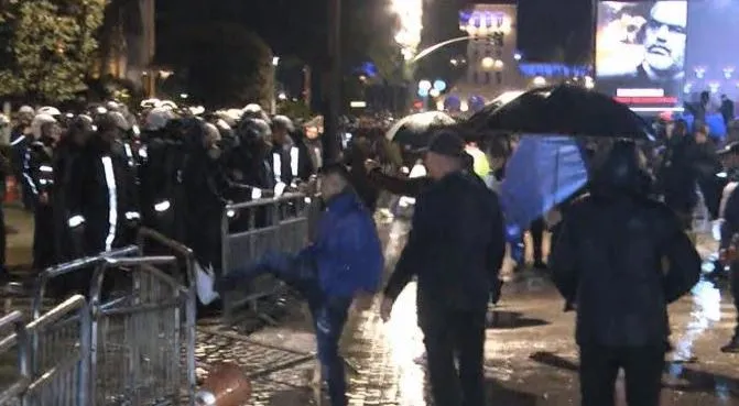 Tensione në protestën e PD, protestuesit përpiqen të thyejnë me dhunë kordonin e sigurisë