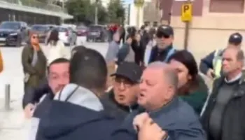 Tensione para bashkisë së Durrësit, banorët kundër shembjes së banesave përplasen me këshilltarët bashkiakë