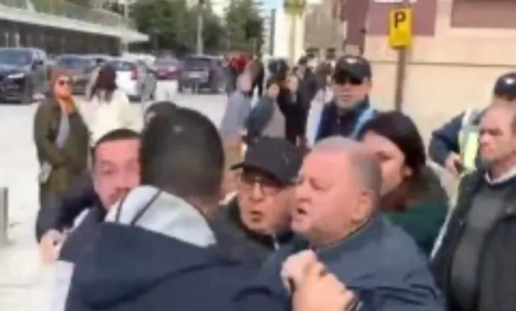 Tensione para bashkisë së Durrësit, banorët kundër shembjes së banesave përplasen me këshilltarët bashkiakë