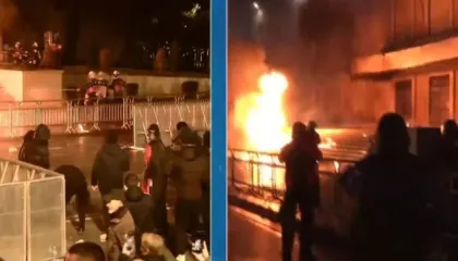 Tensione para Kryeministrisë! Protestuesit hedhin molotovë dhe fishekzjarre drejt godinës