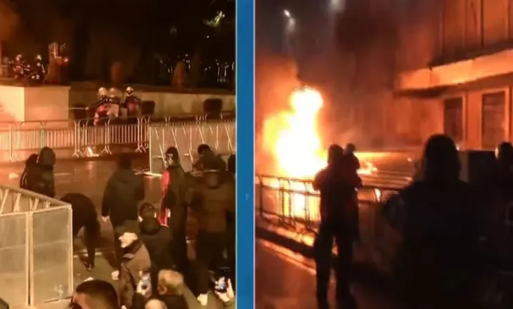 Tensione para Kryeministrisë! Protestuesit hedhin molotovë dhe fishekzjarre drejt godinës