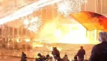 Tensionet në protestën e PD, policia apel qytetarëve: Largoni fëmijët!