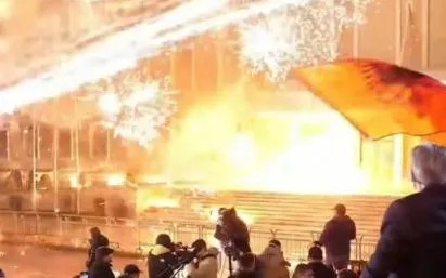 Tensionet në protestën e PD, policia apel qytetarëve: Largoni fëmijët!