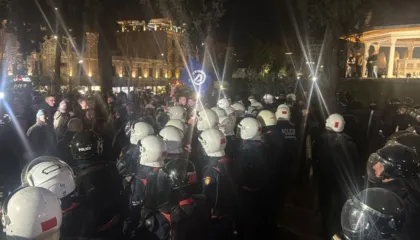 Tensionet te Kryeministria, deputetët e PD udhëzojnë protestuesit drejt Parlamentit