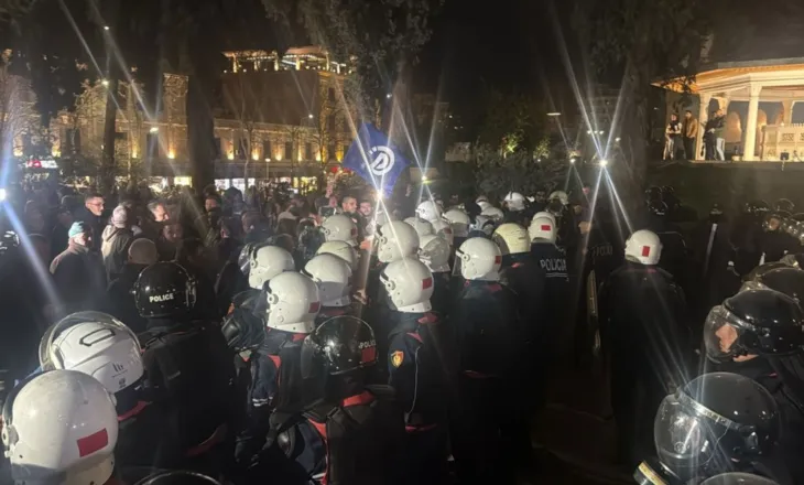 Tensionet te Kryeministria, deputetët e PD udhëzojnë protestuesit drejt Parlamentit