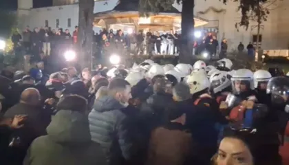 Tensionohet protesta para Parlamentit/ Përplasje me efektivët, hidhen dhjetëra molotovë, policia kundërpërgjigjet me gaz lotsjellës